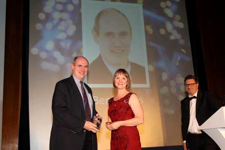 Benny Ons receives the Innovation Award from Miranda Pothiawala of Samarind RMS